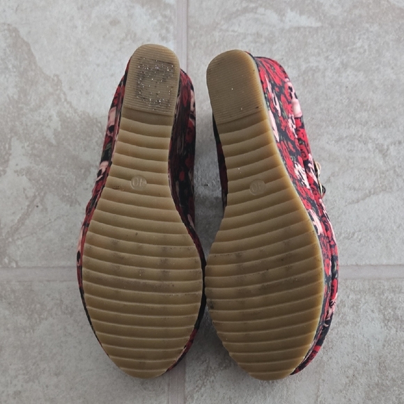 Floral Wedge Heels - Red and Black - Picture 4 of 4